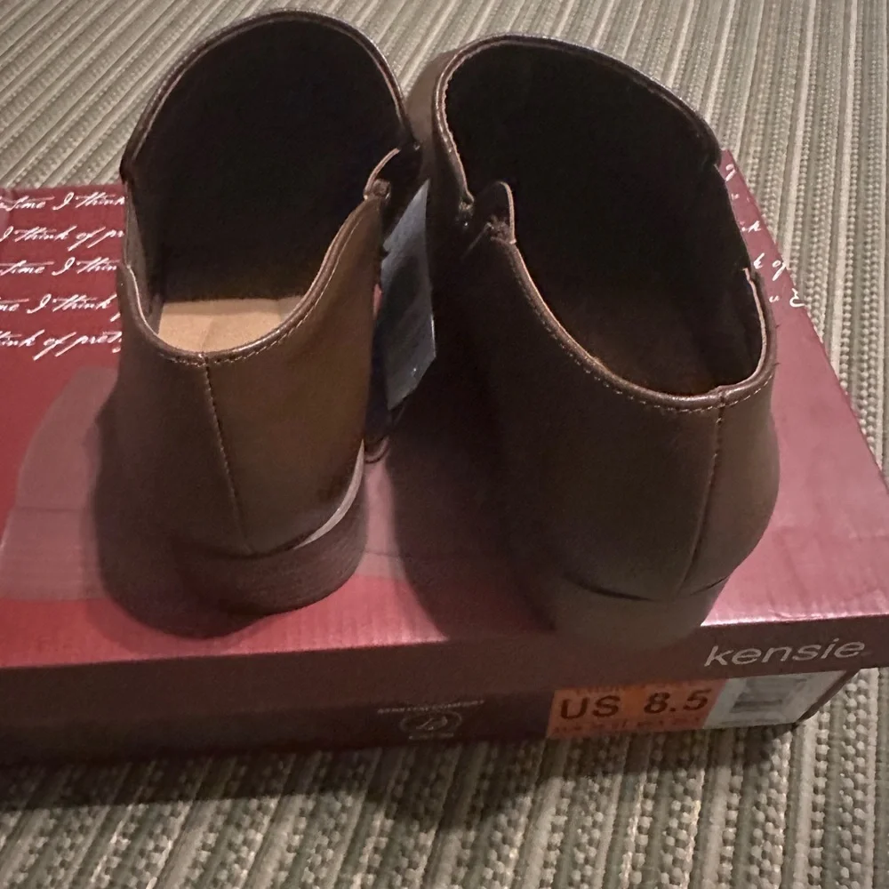 Kenzie Brown Ankle Boots. Size 8.5. New with tag and box. - Picture 5 of 5